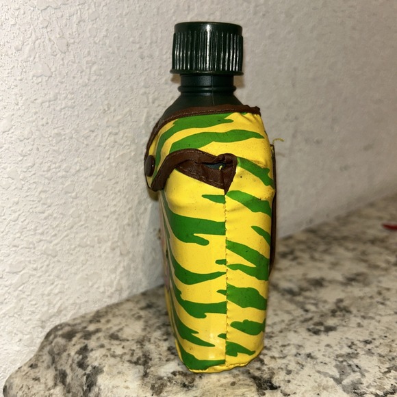 Jurassic‎ Park Raptor Guard Play Set Camo Canteen Super Rare  Jurassic Park Raptor Guard Play Set Camo Canteen‎ Super Rare B3